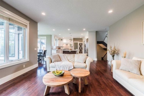 5615 19 Street Sw, Calgary, AB - Indoor Photo Showing Living Room