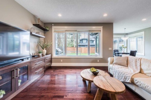 5615 19 Street Sw, Calgary, AB - Indoor Photo Showing Living Room