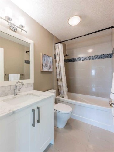5615 19 Street Sw, Calgary, AB - Indoor Photo Showing Bathroom