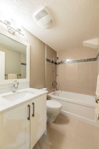 5615 19 Street Sw, Calgary, AB - Indoor Photo Showing Bathroom