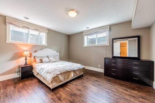 5615 19 Street Sw, Calgary, AB - Indoor Photo Showing Bedroom