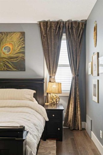 21 Rockford Road Nw, Calgary, AB - Indoor Photo Showing Bedroom