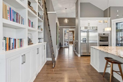 21 Rockford Road Nw, Calgary, AB - Indoor Photo Showing Kitchen With Upgraded Kitchen