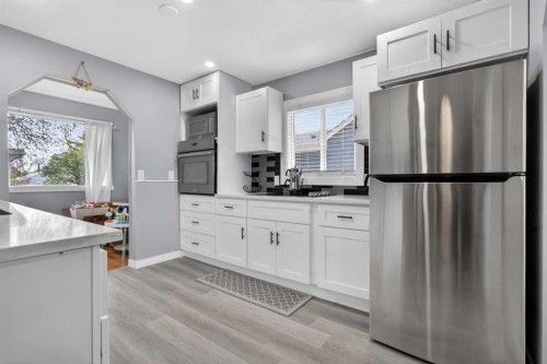 2418 27 Street Se, Calgary, AB - Indoor Photo Showing Kitchen