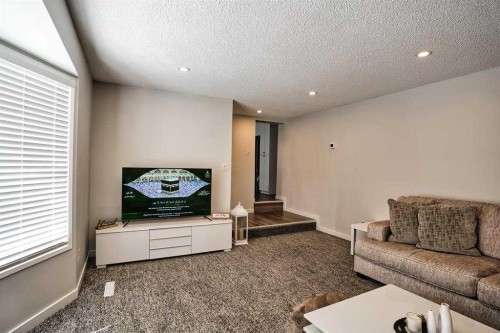 2418 27 Street Se, Calgary, AB - Indoor