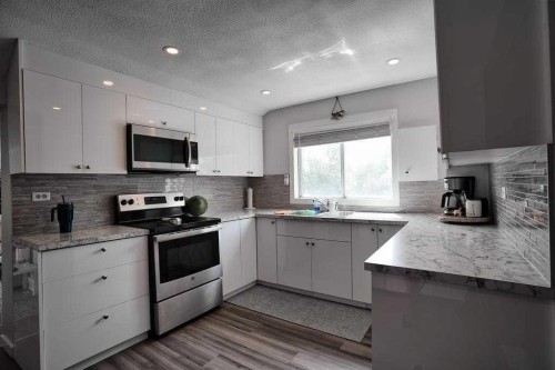 2418 27 Street Se, Calgary, AB - Indoor Photo Showing Kitchen With Upgraded Kitchen