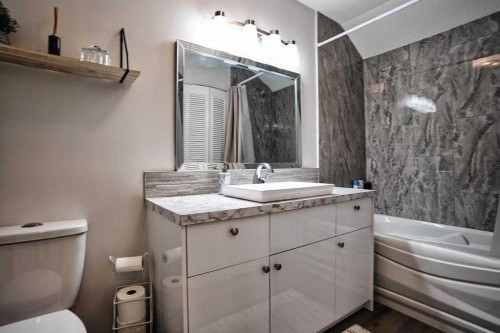 2418 27 Street Se, Calgary, AB - Indoor Photo Showing Bathroom