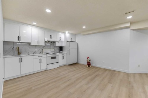 7 Country Hills Park Nw, Calgary, AB - Indoor Photo Showing Kitchen
