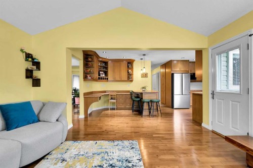 18 Shannon Terrace Sw, Calgary, AB - Indoor Photo Showing Living Room