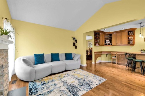 18 Shannon Terrace Sw, Calgary, AB - Indoor Photo Showing Living Room