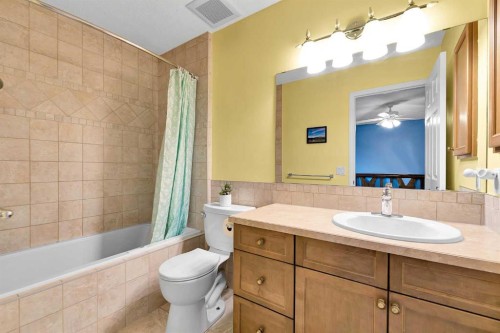 18 Shannon Terrace Sw, Calgary, AB - Indoor Photo Showing Bathroom