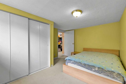 18 Shannon Terrace Sw, Calgary, AB - Indoor Photo Showing Bedroom