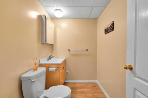 18 Shannon Terrace Sw, Calgary, AB - Indoor Photo Showing Bathroom