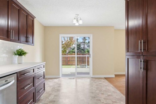 34 Vandoos Gardens Nw, Calgary, AB - Indoor Photo Showing Kitchen