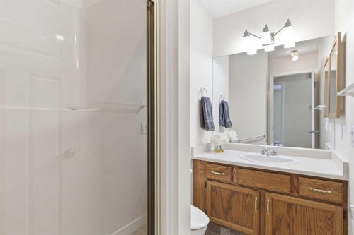 34 Vandoos Gardens Nw, Calgary, AB - Indoor Photo Showing Bathroom