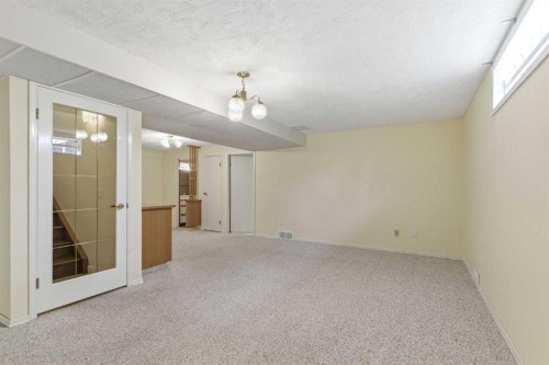 34 Vandoos Gardens Nw, Calgary, AB - Indoor Photo Showing Other Room