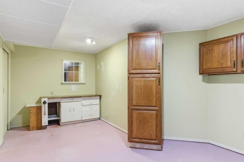 34 Vandoos Gardens Nw, Calgary, AB - Indoor Photo Showing Other Room