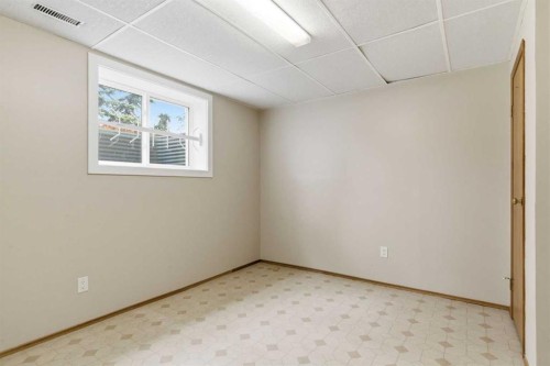 34 Vandoos Gardens Nw, Calgary, AB - Indoor Photo Showing Other Room