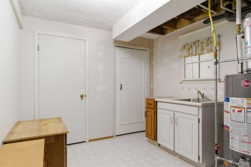 34 Vandoos Gardens Nw, Calgary, AB - Indoor