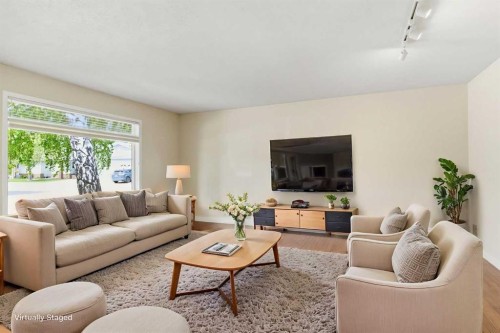 34 Vandoos Gardens Nw, Calgary, AB - Indoor Photo Showing Living Room