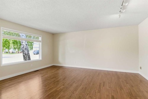 34 Vandoos Gardens Nw, Calgary, AB - Indoor Photo Showing Other Room