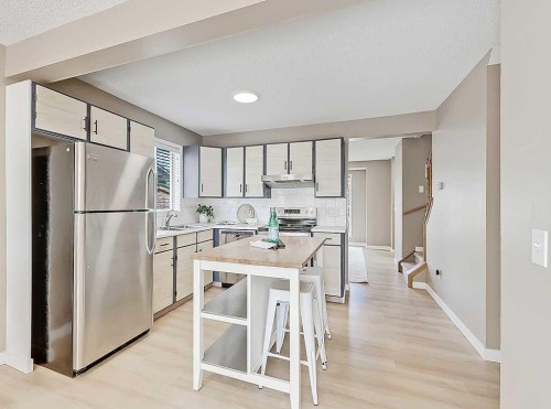 292 Coventry Close Ne, Calgary, AB - Indoor Photo Showing Kitchen
