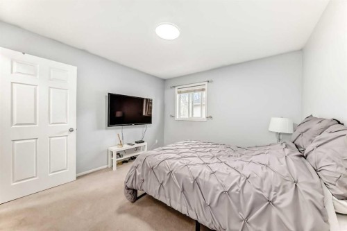 6621 Pinecliff Grove Ne, Calgary, AB - Indoor Photo Showing Bedroom