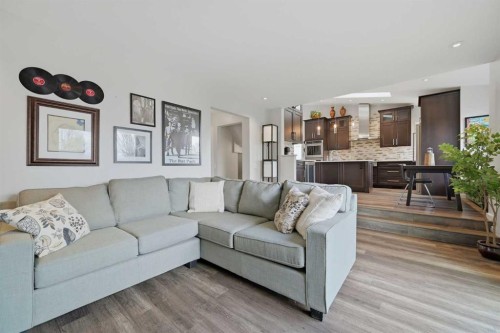 38 Sandpiper Way Nw, Calgary, AB - Indoor Photo Showing Living Room