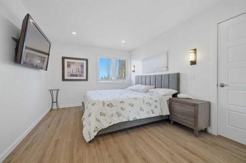 38 Sandpiper Way Nw, Calgary, AB - Indoor Photo Showing Bedroom