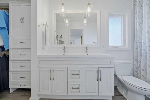 38 Sandpiper Way Nw, Calgary, AB - Indoor Photo Showing Bathroom