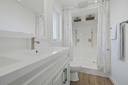 38 Sandpiper Way Nw, Calgary, AB - Indoor Photo Showing Bathroom