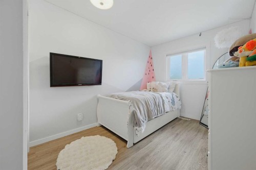 38 Sandpiper Way Nw, Calgary, AB - Indoor Photo Showing Bedroom