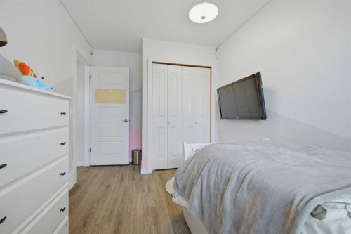 38 Sandpiper Way Nw, Calgary, AB - Indoor Photo Showing Bedroom