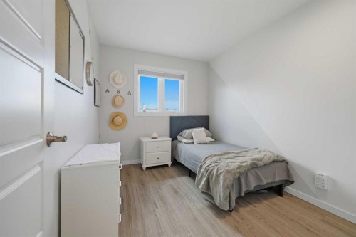38 Sandpiper Way Nw, Calgary, AB - Indoor Photo Showing Bedroom