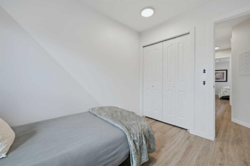 38 Sandpiper Way Nw, Calgary, AB - Indoor Photo Showing Bedroom
