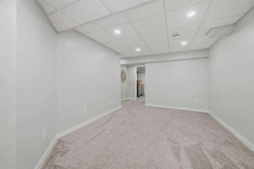 38 Sandpiper Way Nw, Calgary, AB - Indoor Photo Showing Other Room