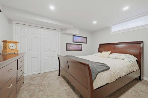 38 Sandpiper Way Nw, Calgary, AB - Indoor Photo Showing Bedroom