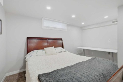 38 Sandpiper Way Nw, Calgary, AB - Indoor Photo Showing Bedroom
