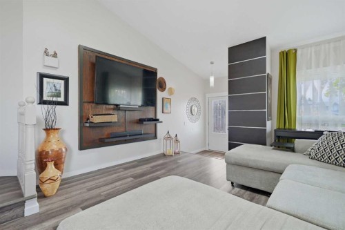 38 Sandpiper Way Nw, Calgary, AB - Indoor Photo Showing Living Room