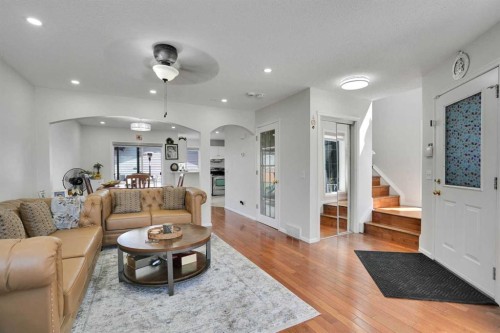 143 Taralea Gardens Ne, Calgary, AB - Indoor Photo Showing Living Room