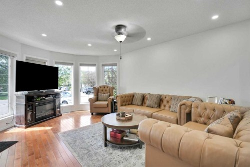 143 Taralea Gardens Ne, Calgary, AB - Indoor Photo Showing Living Room
