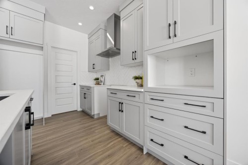 1090 Bayview Crescent, Airdrie, AB - Indoor Photo Showing Kitchen With Upgraded Kitchen