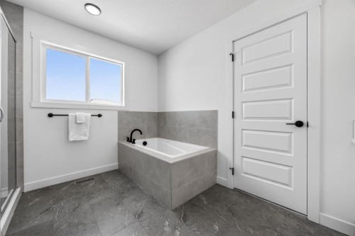 1090 Bayview Crescent, Airdrie, AB - Indoor Photo Showing Bathroom