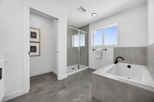 1090 Bayview Crescent, Airdrie, AB - Indoor Photo Showing Bathroom
