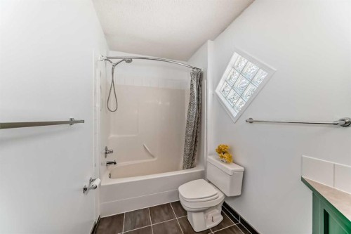 262 Covewood Park Ne, Calgary, AB - Indoor Photo Showing Bathroom