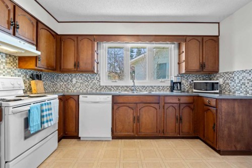 232 Ranchview Place Nw, Calgary, AB - Indoor Photo Showing Kitchen