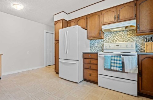 232 Ranchview Place Nw, Calgary, AB - Indoor Photo Showing Kitchen
