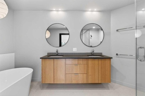 416 Thornhill Place Nw, Calgary, AB - Indoor Photo Showing Bathroom