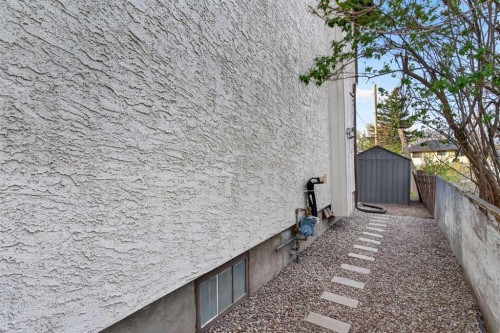 416 Thornhill Place Nw, Calgary, AB - Outdoor