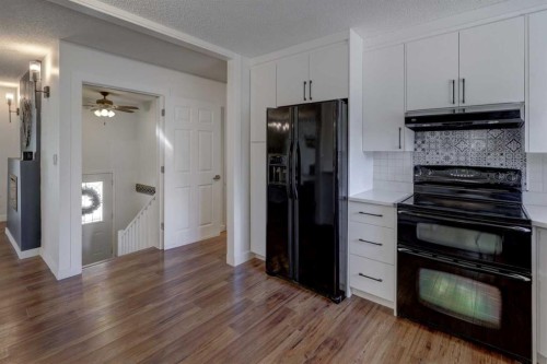 460 Parkridge Crescent Se, Calgary, AB - Indoor Photo Showing Kitchen